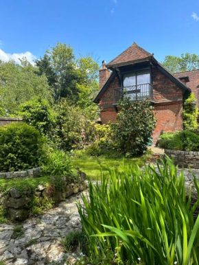Beautiful 3 bed cottage in Lymington. Perfectly located for Coast and New Forest